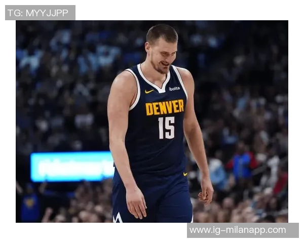 约基奇身着西装热情指导替补席皮克特频频点头展现默契配合